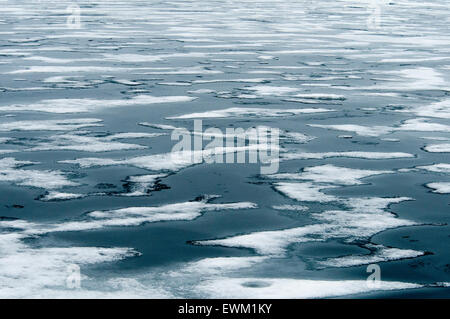 Résumé formé par la glace dans les eaux bleues de l'océan Arctique près de Spitzberg, l'archipel du Svalbard, Norvège Banque D'Images