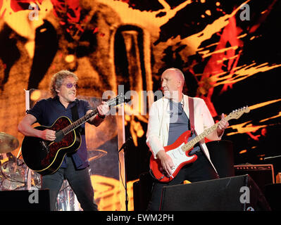 Festival de Glastonbury, Somerset, Royaume-Uni. 28 juin 2015. Roger Daltrey et Pete Townshend du qui la fermeture du festival de Glastonbury en 2015 sur la pyramide sur scène dimanche soir. Crédit : Tom Jura/Alamy Live News Banque D'Images