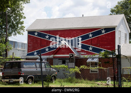 Memphis, Tennessee, USA. 28 Juin, 2015. Une maison sur Fontaine Rd., dans le sud de Memphis, est peinte avec un drapeau confédéré. © Raffe Lazarian/ZUMA/ZUMAPRESS.com/Alamy fil Live News Banque D'Images