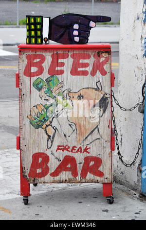 Inscrivez-vous à l'extérieur de la Freak Bar sur Surf Avenue à Coney Island, la proximité de la mer Sideshow freak show. Banque D'Images