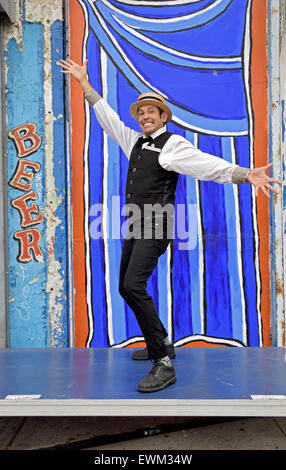 Portrait de Monsieur étrange, le Barker à Sideshow par la mer à Coney Island, Brooklyn, New York. Banque D'Images