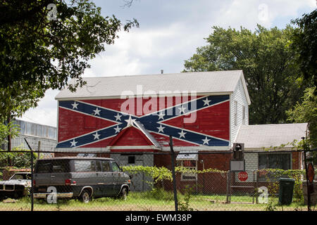 Memphis, Tennessee, USA. 28 Juin, 2015. Une maison sur Fontaine Rd., dans le sud de Memphis, est peinte avec un drapeau confédéré. © Raffe Lazarian/ZUMA/ZUMAPRESS.com/Alamy fil Live News Banque D'Images