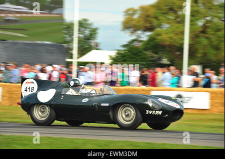 Goodwood, West Sussex, UK. Dimanche 28 Juin 2015 La dernière journée d'action au Goodwood Festival of Speed. Les pilotes de course, des célébrités et des milliers de membres du public ont assisté à la Goodwood Festival of Speed pour voir les voitures de course anciennes et modernes et des vélos en action. Banque D'Images