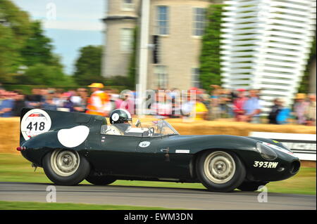 Goodwood, West Sussex, UK. Dimanche 28 Juin 2015 La dernière journée d'action au Goodwood Festival of Speed. Les pilotes de course, des célébrités et des milliers de membres du public ont assisté à la Goodwood Festival of Speed pour voir les voitures de course anciennes et modernes et des vélos en action. Banque D'Images