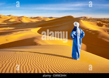 Homme berbère, l'Erg Chebbi près de Merzouga, dans le désert Sahara, Maroc Banque D'Images