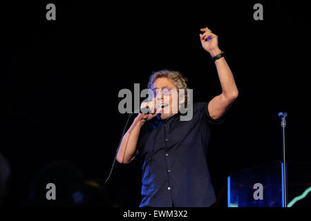 Festival de Glastonbury, Somerset, Royaume-Uni. 28 juin 2015. Titre de l'OMS sur la pyramide. Roger Daltrey des qui en live sur la scène de la pyramide comme la bande fermer le festival de Glastonbury 2015 le dimanche soir. Crédit : Tom Jura/Alamy Live News Banque D'Images