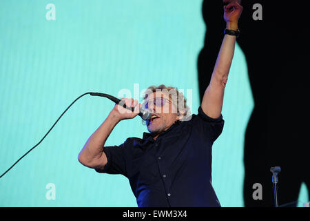 Festival de Glastonbury, Somerset, Royaume-Uni. 28 juin 2015. Titre de l'OMS sur la pyramide. Roger Daltrey des qui en live sur la scène de la pyramide comme la bande fermer le festival de Glastonbury 2015 le dimanche soir. Crédit : Tom Jura/Alamy Live News Banque D'Images