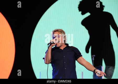 Festival de Glastonbury, Somerset, Royaume-Uni. 28 juin 2015. Titre de l'OMS sur la pyramide. Roger Daltrey des qui en live sur la scène de la pyramide comme la bande fermer le festival de Glastonbury 2015 le dimanche soir. Crédit : Tom Jura/Alamy Live News Banque D'Images