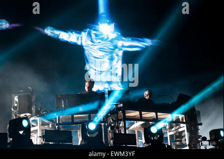 Festival de Glastonbury, 28 juin 2015, en Angleterre, UK. Les Chemical Brothers fermer l'autre étape sur la dernière journée de festival de Glastonbury 2015. Credit : Francesca Moore/Alamy Live News Banque D'Images