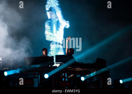 Festival de Glastonbury, 28 juin 2015, en Angleterre, UK. Les Chemical Brothers fermer l'autre étape sur la dernière journée de festival de Glastonbury 2015. Credit : Francesca Moore/Alamy Live News Banque D'Images