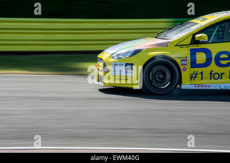 Croft, Circuit Dalton-On-Tees, North Yorkshire, UK. 28e. Alex Martin et Dextra Racing Ford Focus durs pendant la Dunlop MSA British Touring Car Championship à Oulton Park. Credit : Gergo Toth/Alamy Live News Banque D'Images