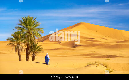 Homme berbère, l'Erg Chebbi près de Merzouga, dans le désert Sahara, Maroc Banque D'Images