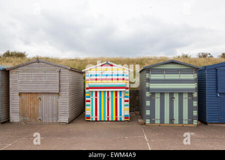 Cabines de plage en bois en Minnis Bay, près de Birchington, Kent Banque D'Images