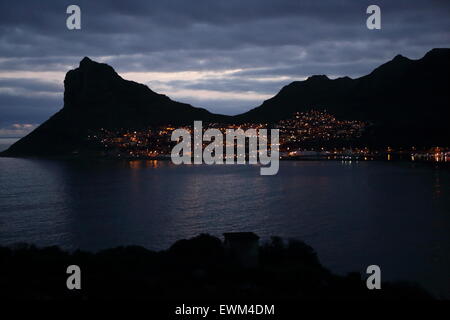 Vue de nuit sur la banlieue de Hout Bay sur les pentes de la Sentinelle Banque D'Images