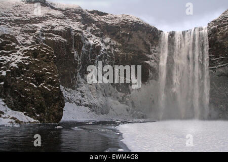 Skógafoss, une cascade dans le sud-est de l'Islande. Banque D'Images