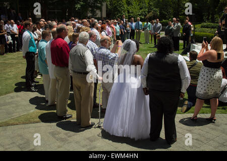 101 mariages Gay mariages de masse à l'hôtel InterContinental à Atlanta après la décision Obergefell c. Hodges en 2016. Banque D'Images