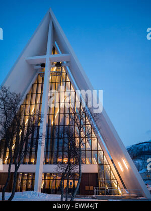 La façade de la cathédrale de l'Arctique s'allumer dans la nuit d'hiver Banque D'Images