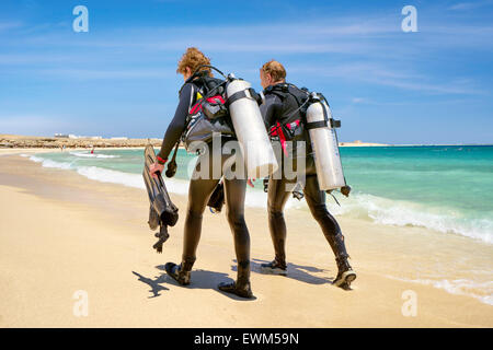 Plongeurs sur la plage, Marsa Alam, Red Sea, Egypt Banque D'Images