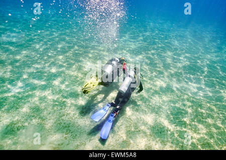 Marsa Alam, Red Sea, Egypt - moniteur de plongée avec plongeur débutant, première plongée sous-marine Banque D'Images