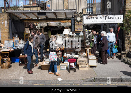 Les étals de marché aux puces Columbia Road Market Londres Banque D'Images