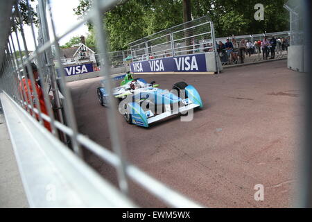 Londres, Royaume-Uni. 28 Juin, 2015. L'action à la dernière et décisive manche du Championnat FIA de Formule E - Trulli (Italie) coins à la 3e tour Crédit : Motofoto/Alamy Live News Banque D'Images