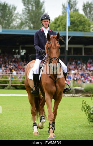 Hickstead, West Sussex, UK. 28 Juin, 2015. Le Equestrian.com Derby Hickstead Réunion. William Whitaker (GBR) équitation Glenavadra brillante 2e place © Plus Sport Action/Alamy Live News Banque D'Images