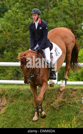 Hickstead, West Sussex, UK. 28 Juin, 2015. Le Equestrian.com Derby Hickstead Réunion. William Whitaker (GBR) Derby 2ème place équitation Glenavadra © brillant Plus Sport Action/Alamy Live News Banque D'Images