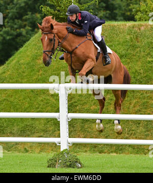 Hickstead, West Sussex, UK. 28 Juin, 2015. Le Equestrian.com Derby Hickstead Réunion. William Whitaker (GBR) Derby 2ème place équitation Glenavadra © brillant Plus Sport Action/Alamy Live News Banque D'Images