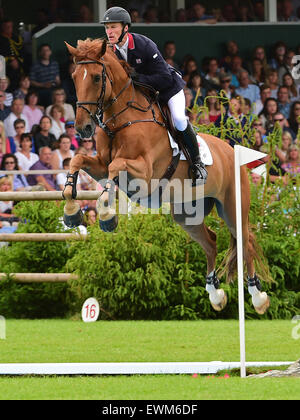 Hickstead, West Sussex, UK. 28 Juin, 2015. Le Equestrian.com Derby Hickstead Réunion. William Whitaker (GBR) Derby 2ème place équitation Glenavadra © brillant Plus Sport Action/Alamy Live News Banque D'Images