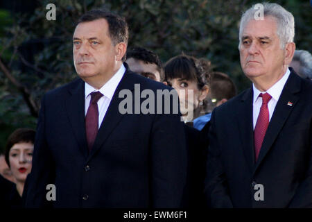 Belgrade, Serbie. 28 Juin, 2015. Le Président serbe, Tomislav Nikolic (R) et Milorad Dodik, président de la Republika Srpska, l'entité de la Bosnie et Herzégovine, assister à la cérémonie de dévoilement d'un monument dédié à Gavrilo Princip, les forces serbes qui ont assassiné Franz Ferdinand, héritier du trône autrichien en 1914, déclenchant la Première Guerre mondiale, à Belgrade, en Serbie, le 28 juin 2015. © Nemanja Cabric/Xinhua/Alamy Live News Banque D'Images