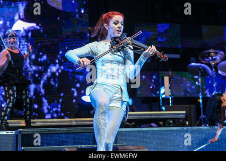 Raleigh, Caroline du Nord, USA. 22 Juin, 2015. Musique Artiste LINDSEY STIRLING fonctionne à l'amphithéâtre Red Hat en Caroline du Nord. Lindsey Stirling (né le 21 septembre 1986) est un violoniste américain, danseur, artiste de performance, et compositeur. Elle présente des spectacles chorégraphiés, violon en direct et dans les vidéos de musique trouvée sur son canal YouTube, Lindsey Stirling, ce qu'elle introduit en 2007. © Andy Martin Jr./ZUMA/Alamy Fil Live News Banque D'Images