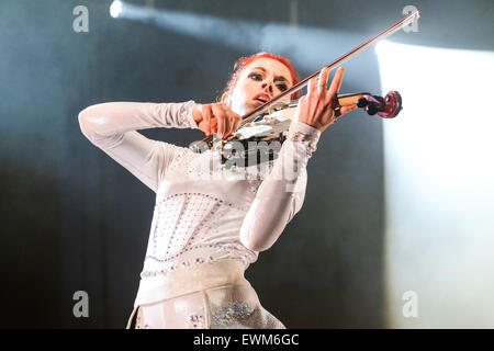 Raleigh, Caroline du Nord, USA. 22 Juin, 2015. Musique Artiste LINDSEY STIRLING fonctionne à l'amphithéâtre Red Hat en Caroline du Nord. Lindsey Stirling (né le 21 septembre 1986) est un violoniste américain, danseur, artiste de performance, et compositeur. Elle présente des spectacles chorégraphiés, violon en direct et dans les vidéos de musique trouvée sur son canal YouTube, Lindsey Stirling, ce qu'elle introduit en 2007. © Andy Martin Jr./ZUMA/Alamy Fil Live News Banque D'Images