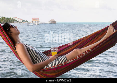 Femme de traîner dans un hamac au Belize. Banque D'Images