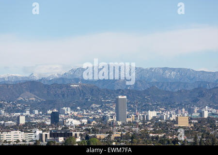 Une vue sur le célèbre panneau Hollywood de la Baldwin Hills surplombent à Culver City. Banque D'Images