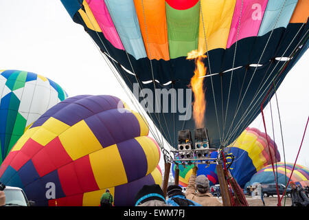 Un ballon à air chaud est comblé à l'Winthrop de montgolfières. Banque D'Images