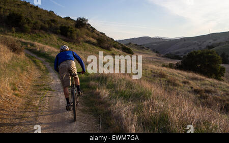 Un vélo de montagne est entraînée vers le bas d'un sentier dans les montagnes de Santa Monica, Banque D'Images