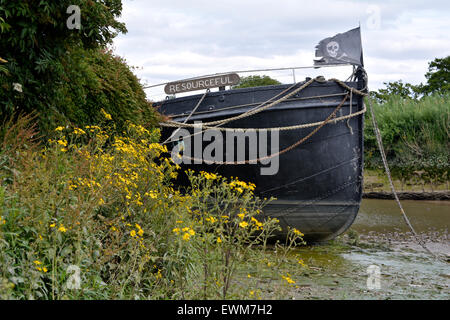 Un crâne et des os croisés sur une péniche abandonnée sur la Tamise, Chiswick, Londres, Angleterre, Royaume-Uni Banque D'Images