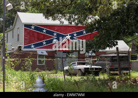Memphis, Tennessee, USA. 28 Juin, 2015. Une maison sur Fontaine Rd., dans le sud de Memphis, est peinte avec un drapeau confédéré. © Raffe Lazarian/ZUMA/ZUMAPRESS.com/Alamy fil Live News Banque D'Images