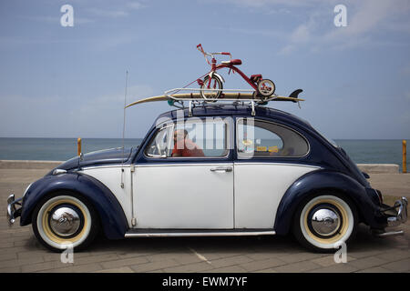 Santo Domingo, 28 juin. 22 Juin, 1934. Un homme est assis dans un 'Volkswagen Beetle", lors d'une exposition pour la Journée mondiale de la Volkswagen Beetle '', qui tombe le 22 juin, à Santo Domingo, République dominicaine, le 28 juin 2015. La Journée mondiale de la VW Coccinelle a été créé le 22 juin 1934. © Fran Afonso/Xinhua/Alamy Live News Banque D'Images