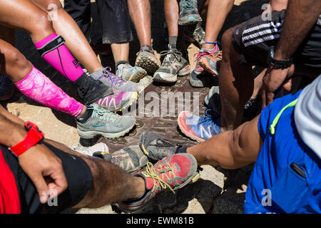 Chaussures Trail runners place sur le haut du monument à Mt. Baldy (aka Mt. San Antonio). Banque D'Images