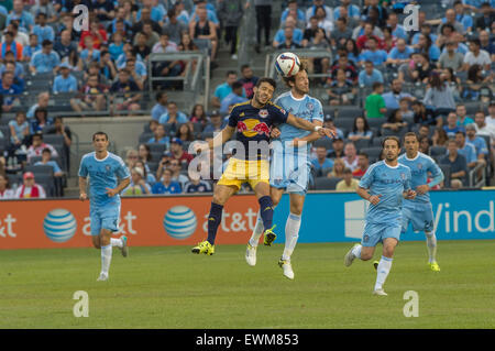 New York, USA. 28 Juin, 2015. 1er semestre. NYCFC vs. NY Red Bulls, Yankee Stadium, dimanche 28 juin 2015. Credit : Bryan Smith/ZUMA/Alamy Fil Live News Banque D'Images