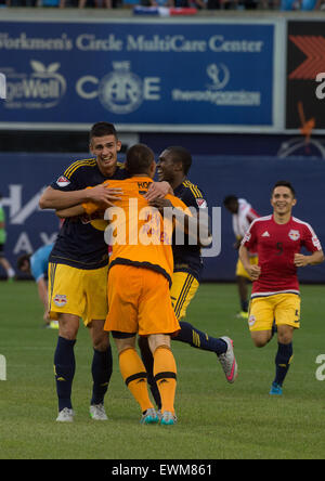 New York, USA. 28 Juin, 2015. NY Red Bulls' gardien LUIS ROBLES célèbre la victoire de 3-1 à la fin de la 2e moitié. NYCFC vs. NY Red Bulls, Yankee Stadium, dimanche 28 juin 2015. Credit : Bryan Smith/ZUMA/Alamy Fil Live News Banque D'Images