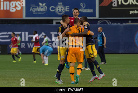 New York, USA. 28 Juin, 2015. NY Red Bulls' gardien LUIS ROBLES célèbre la victoire de 3-1 à la fin de la 2e moitié. NYCFC vs. NY Red Bulls, Yankee Stadium, dimanche 28 juin 2015. Credit : Bryan Smith/ZUMA/Alamy Fil Live News Banque D'Images