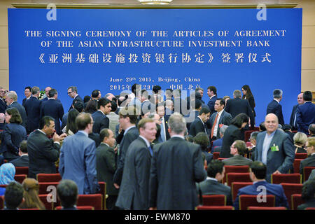 (150629) -- BEIJING, 29 juin 2015 (Xinhua) -- Les représentants des futurs fondateurs de l'Asian Infrastructure Investment Bank (AIIB) se préparent à assister à la cérémonie de signature de l'accord de l'AIIB à Beijing, capitale de Chine, le 29 juin 2015. (Xinhua/Li Xin) (lfj) Banque D'Images