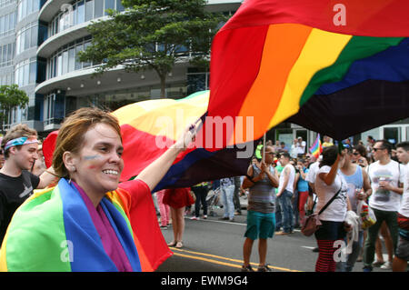 San Jose, Costa Rica. 28 Juin, 2015. Les gens participent à la parade de la Gay Pride, à San José, capitale du Costa Rica, le 28 juin 2015. La parade de la Gay Pride est l'une des plus grandes célébrations de la communauté LGBT (lesbiennes, gays, bisexuels et transexuels) communauté du monde. Credit : Kent Gilbert/Xinhua/Alamy Live News Banque D'Images