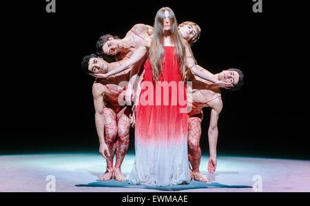 Hambourg, Allemagne. 26 Juin, 2015. Karen danseurs Remed (L-R) comme "agression", Marc Jubete comme 'Doubt', 'comme Laudere Anna Aase', Aleix Martinez comme 'Innocence' et Alexandre Riabko que Vision dance lors d'une répétition de la presse 'Peer Gynt' à Hambourg, Allemagne, 26 juin 2015. Le Ballet de Hambourg 41e jours, qui continue jusqu'au 12 juillet 2015, a commencé le 28 juin 2015 avec la première de la nouvelle version du ballet, chorégraphié par John Neumeier. Photo : MARKUS SCHOLZ/dpa/Alamy Live News Banque D'Images