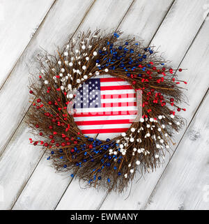 Couronne décorée pour le jour de l'indépendance drapeau USA avec l'intérieur blanc rustique sur les planches de bois. Banque D'Images