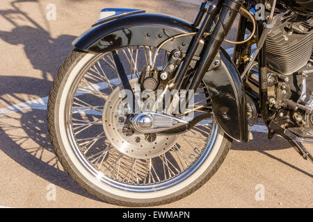 Moto Harley-Davidson springer fourche avant avec frein à disque de roue à rayons sur le fil noir et garde boue avant Banque D'Images