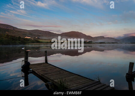 L'aube sur le lac Shanaghan, Ardara, comté de Donegal, Irlande Banque D'Images