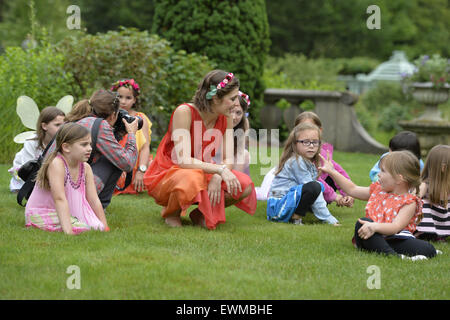 Old Westbury, New York, USA. 28 Juin, 2015. Lori Belilove & La Compagnie de danse Isadora Duncan, habillé en grec, romain, et de la renaissance des tuniques à thème, donner des leçons de danse pour enfants dans les jardins, puis effectuer sur la pelouse Sud en face de l'hôtel particulier de la vieille ville historique de Westbury Gardens, un Long Island Gold Coast estate, pour son songe d'une nuit d'événement. © Ann Parry/ZUMA/Alamy Fil Live News Banque D'Images